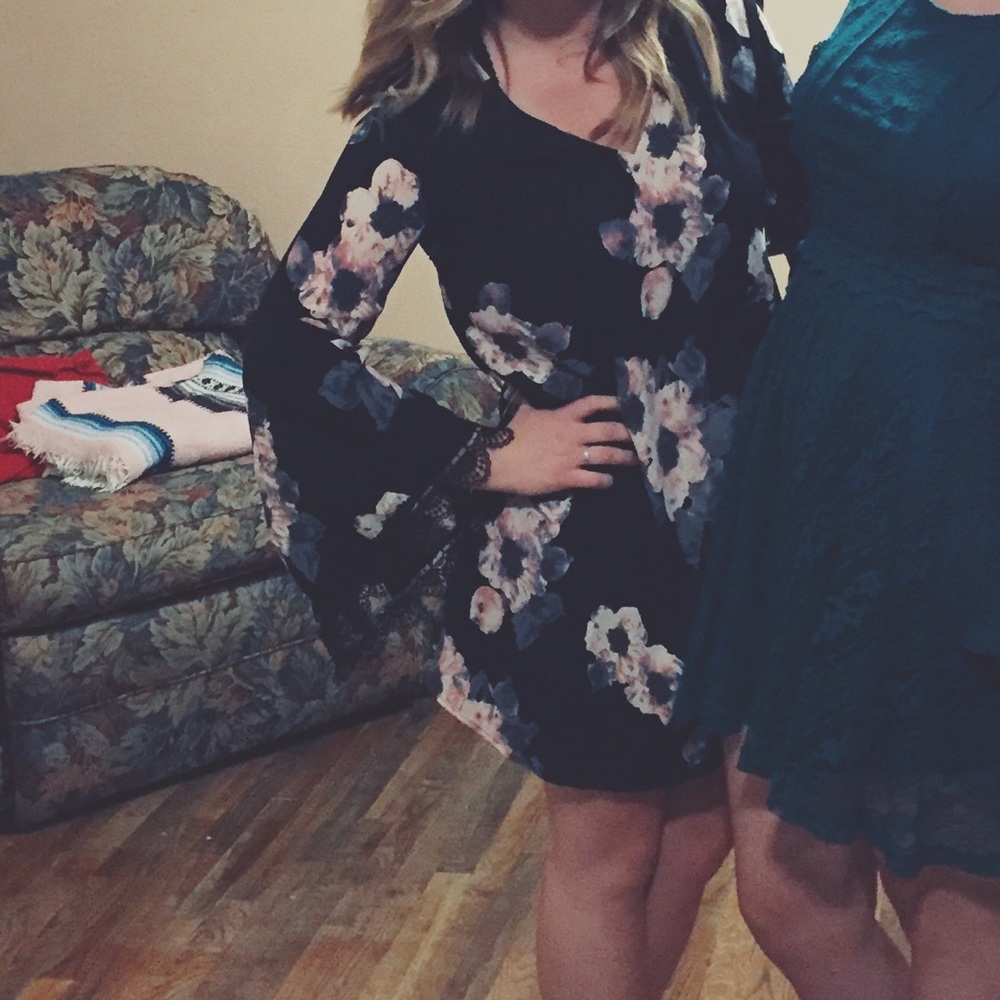 ASTR DRESS - Picture 2 of 7